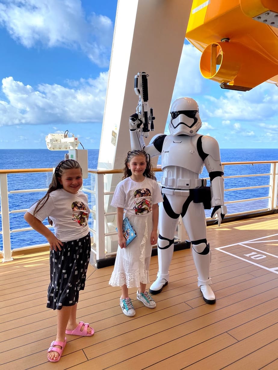 Kids posing with Star Wars characters