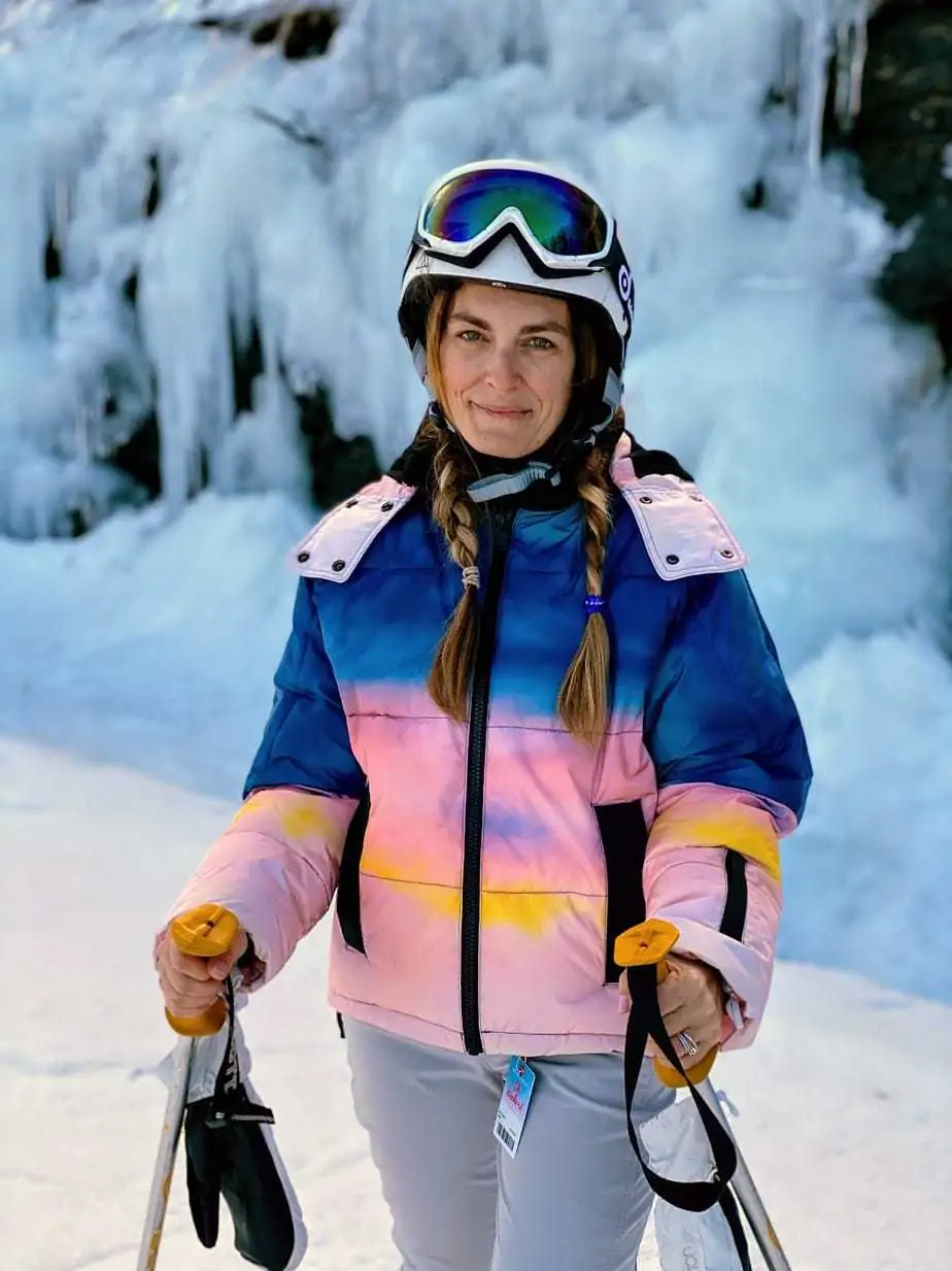 25 Chic Ski Outfits To Wear On The Slopes  Ski outfit for women, Skiing  outfit, Cute ski outfits for women