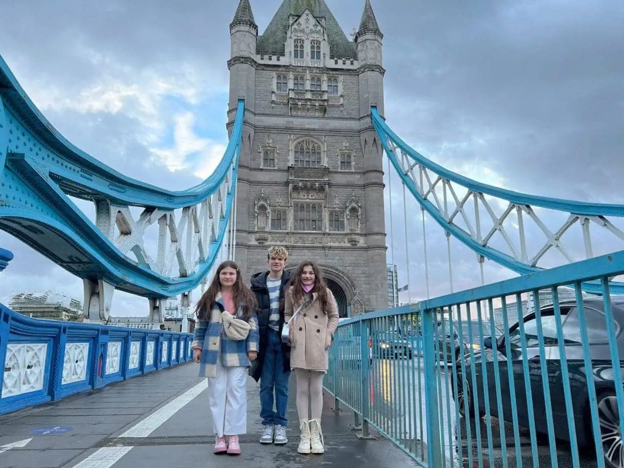 kids walking on the london bridge