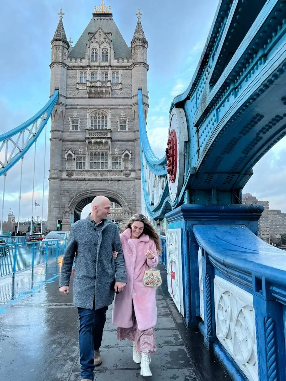 walking on the london bridge