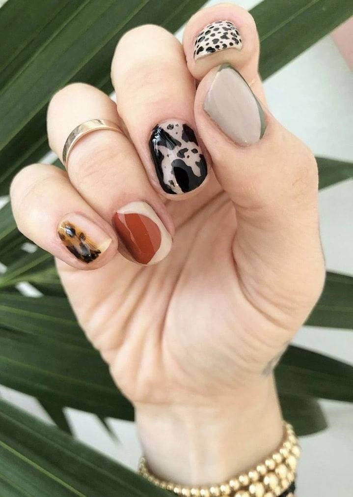 Animal print nail design 
