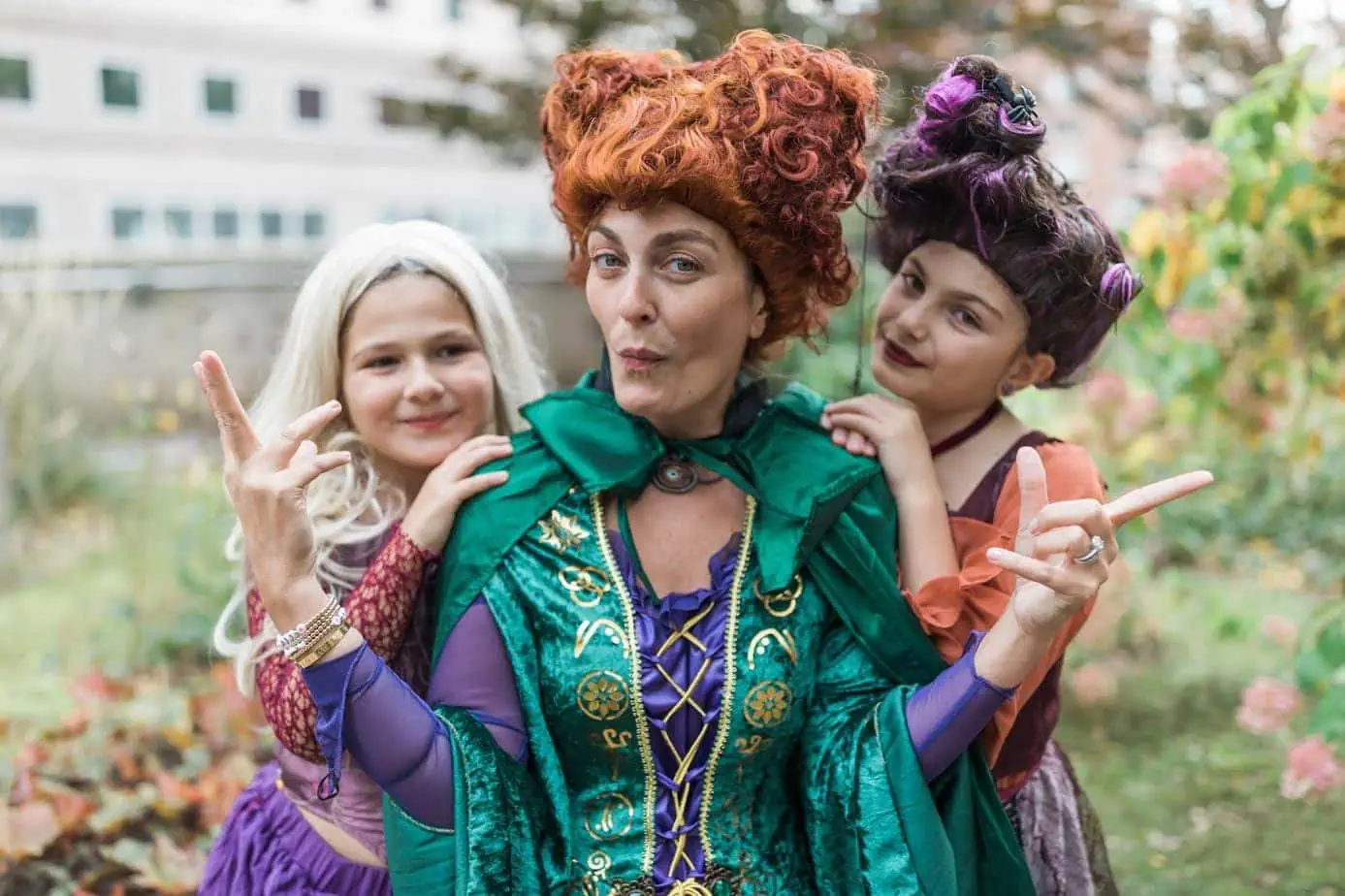 Mother and daughters Halloween costumes of Hocus Pocus characters
